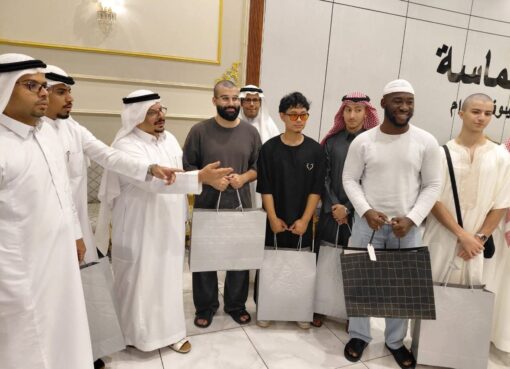 أمسية لشرح فضائل الدين الإسلامي الحنيف بحضور القساوسة المهتدين الجدد للإسلام أمسية لشرح فضائل الدين الإسلامي الحنيف بحضور القساوسة المهتدين الجدد للإسلام