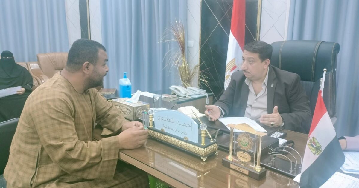 رئيس الوحدة المحلية بـ «طهطا» سوهاج يستمع للمواطنين ويأمر بحلول عاجلة