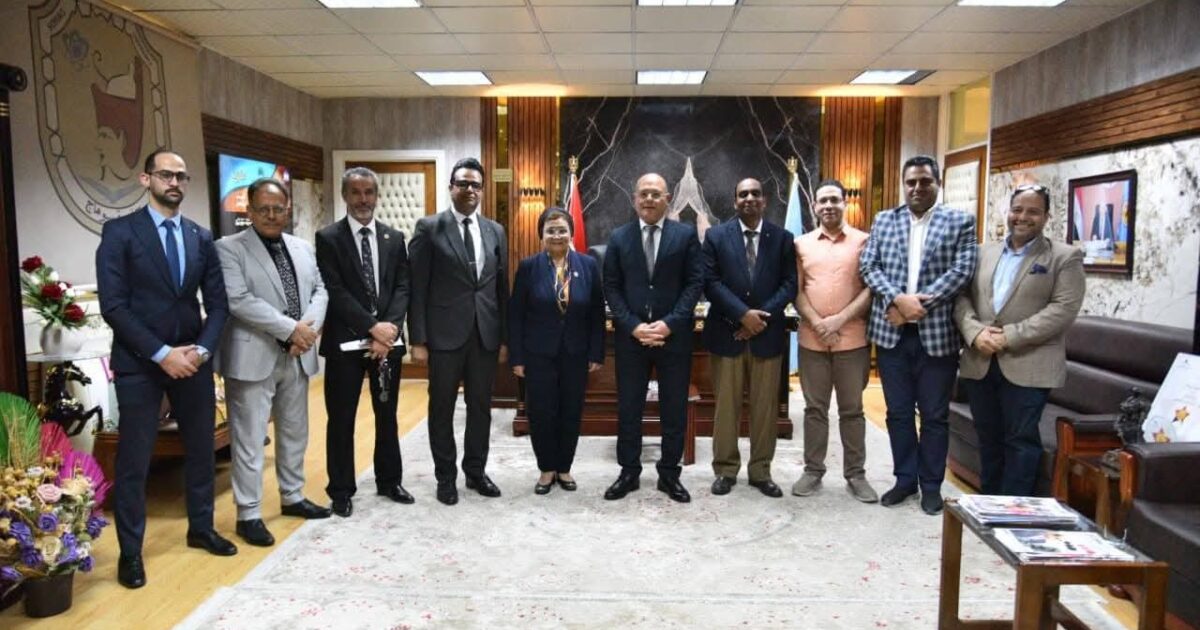 نائب وزير الصحة تبحث تعزيز دور جامعة سوهاج في مواجهة القضية السكانية وخفض معدلات الولادات القيصرية ووفيات حديثي الولادة