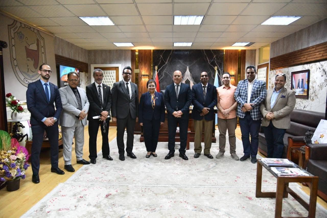 نائب وزير الصحة تبحث تعزيز دور جامعة سوهاج في مواجهة القضية السكانية وخفض معدلات الولادات القيصرية ووفيات حديثي الولادة