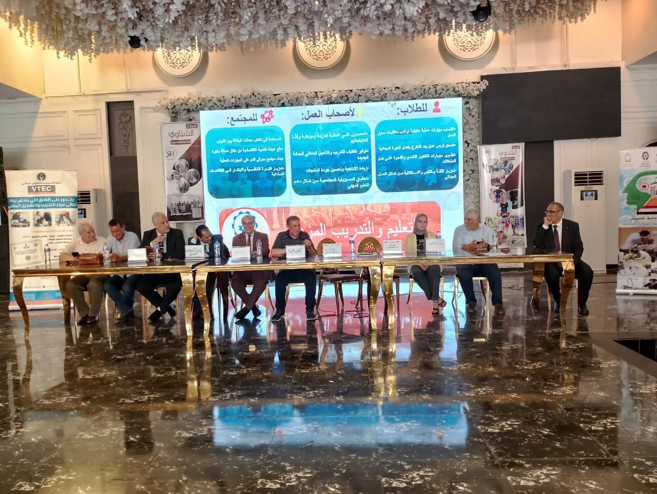 وكيل وزارة التربية والتعليم بالبحيرة يشهد فعاليات الندوة التعريفية حول التعليم والتدريب المزدوج ودورة فى ربط الطلاب بسوق العمل 