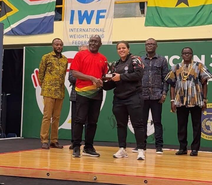 ابنة المدرسة الرياضية بنات بالفيوم شمس محمد تحصد ذهبية إفريقيا وتُتوج بلقب أفضل لاعبة قارية في رفع الأثقال.