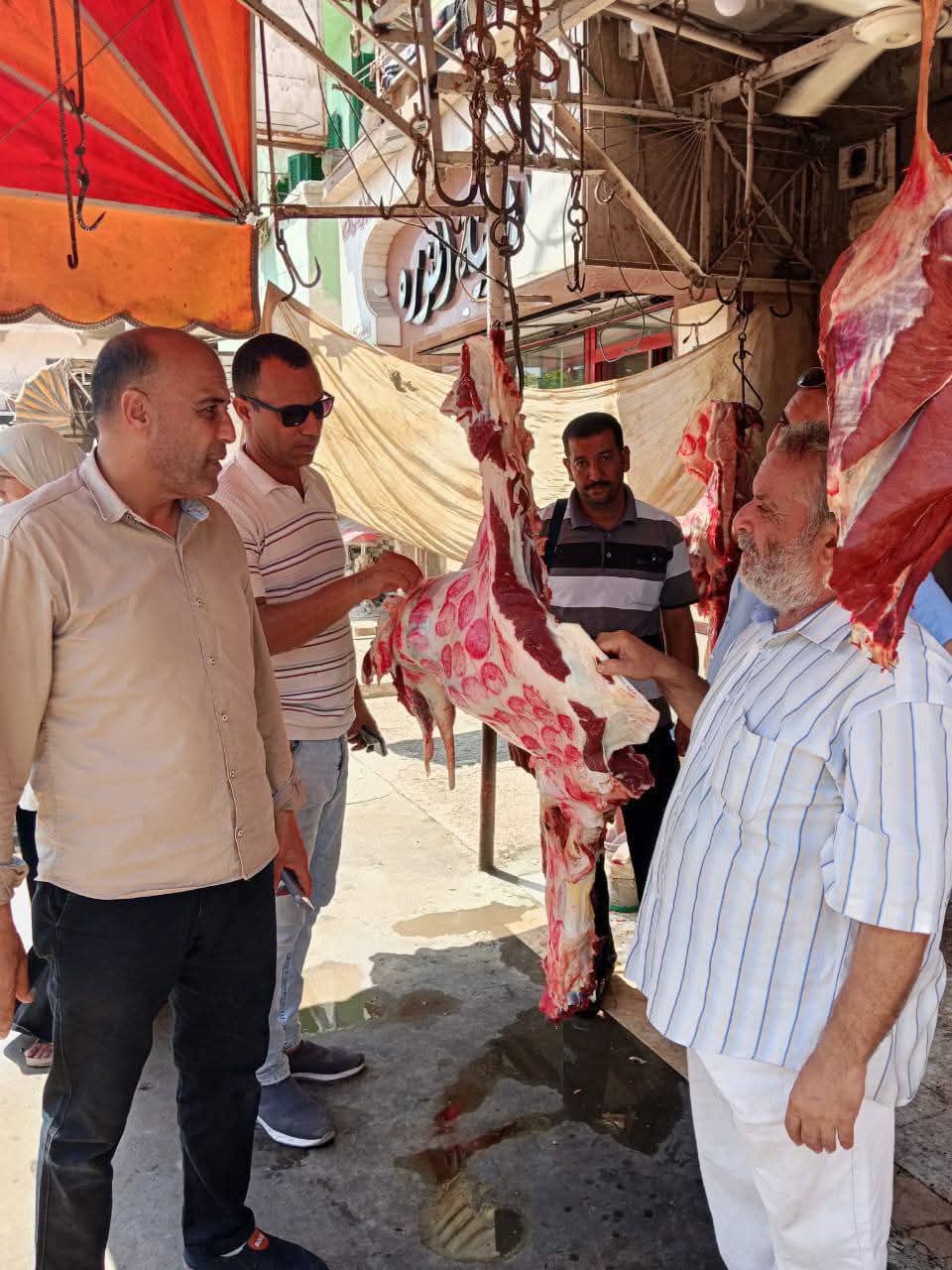 لجنه الصحه العامه تواصل حملاتها على الأسواق بمركز كوم حمادة بحيرة