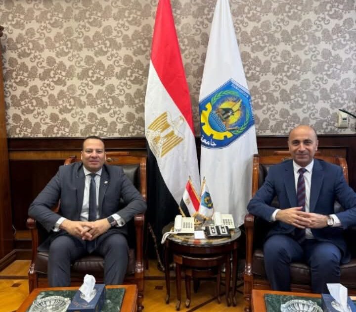 رئيس جامعة دمنهور ووكيل وزارة الصحة بالبحيرة يبحثان تعزيز آليات التعاون المشترك