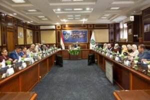 مجلس جامعة دمنهور يؤكد على ضرورة الانتهاء من جاهزية الكليات والحفاظ على المنظر الجمالي للحرم الجامعي قبل بدء الدراسة