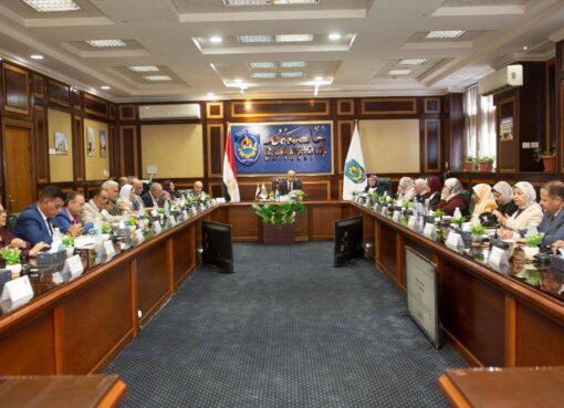 مجلس جامعة دمنهور يؤكد على ضرورة الانتهاء من جاهزية الكليات والحفاظ على المنظر الجمالي للحرم الجامعي قبل بدء الدراسة