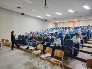 محاضرة علمية في كلية طب المستنصرية عن كيفية التعامل مع حالات الصداع في قسم الطوارئ