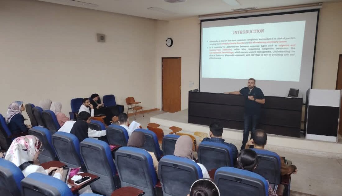 محاضرة علمية في كلية طب المستنصرية عن كيفية التعامل مع حالات الصداع في قسم الطوارئ