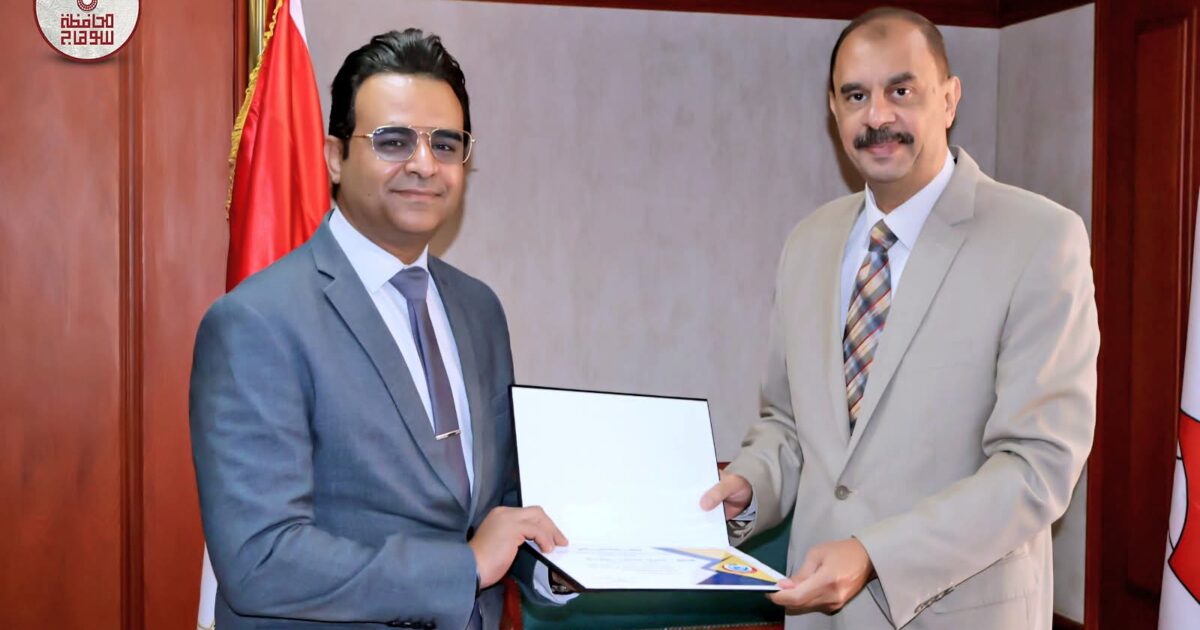 محافظ سوهاج يكرم عمرو دويدار وقيادات الصحة بعد اعتماد 4 وحدات أسرية