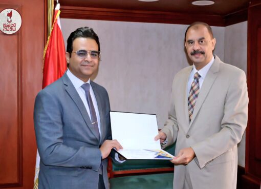 محافظ سوهاج يكرم عمرو دويدار وقيادات الصحة بعد اعتماد 4 وحدات أسرية محافظ سوهاج يكرم عمرو دويدار وقيادات الصحة بعد اعتماد 4 وحدات أسرية