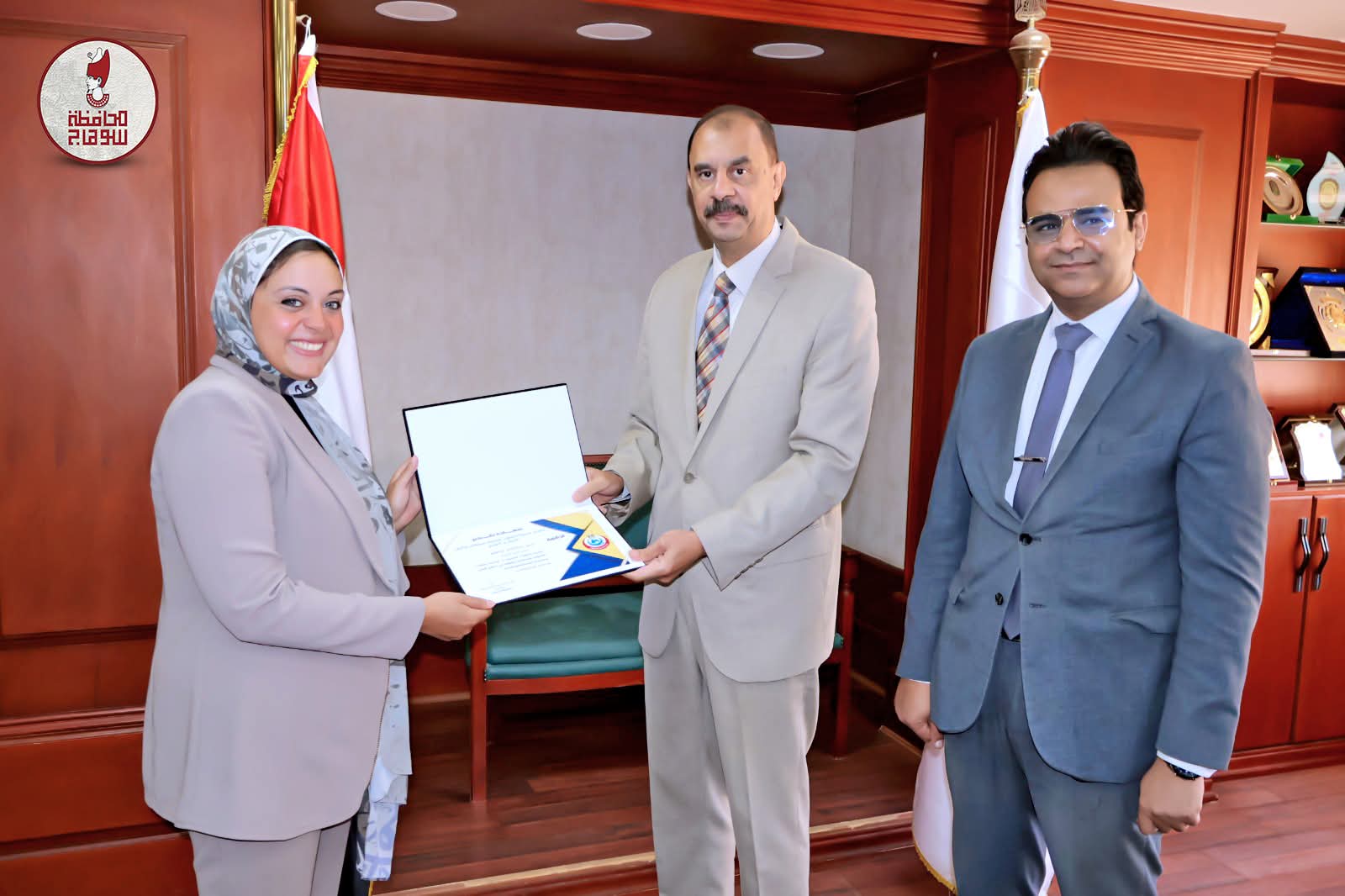 محافظ سوهاج يكرم عمرو دويدار وقيادات الصحة بعد اعتماد 4 وحدات أسرية
