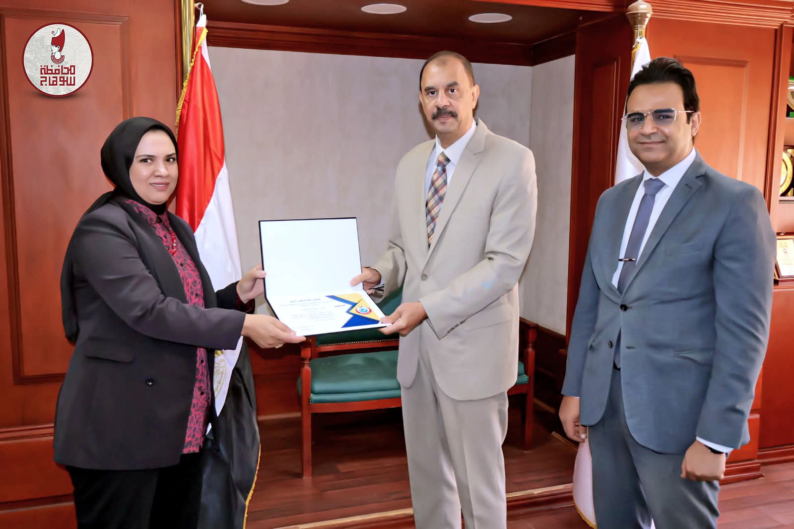 محافظ سوهاج يكرم عمرو دويدار وقيادات الصحة بعد اعتماد 4 وحدات أسرية
