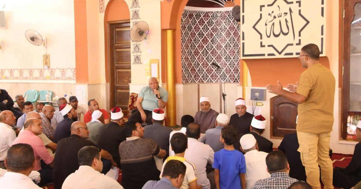 محافظ الوادي الجديد يعقد لقاءً جماهيريًا مع أهالي مركز بلاط.