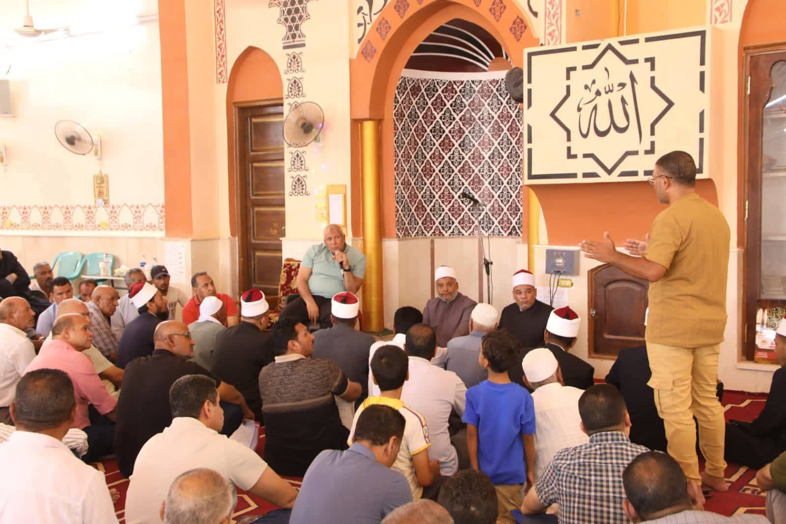 محافظ الوادي الجديد يعقد لقاءً جماهيريًا مع أهالي مركز بلاط.