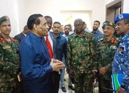 رئيس وزراء السودان يلتقي لجنة أمن ولاية الخرطوم . رئيس وزراء السودان يلتقي لجنة أمن ولاية الخرطوم .