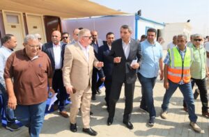 محافظ السويس يضع حجر الأساس لمشروع إنشاء “١٠٤” عمارة إسكان بديل بحي عتاقة