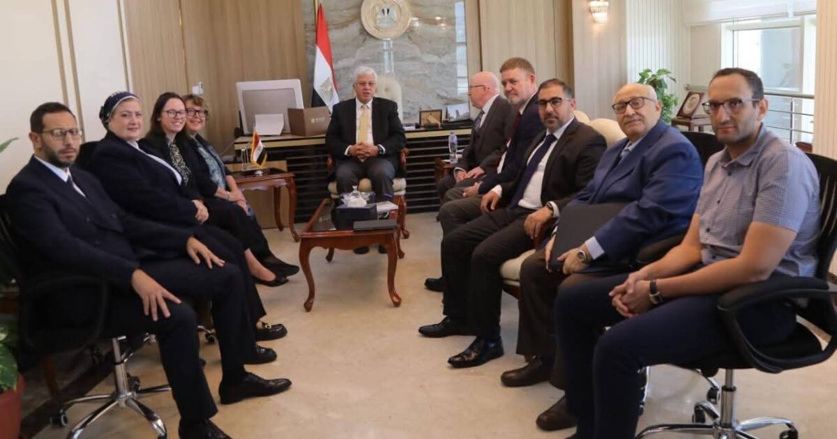 وزير التعليم العالي يبحث آليات تعزيز التعاون مع وفدي جامعة أدنبرة نابيير وجامعة كوين مارجريت