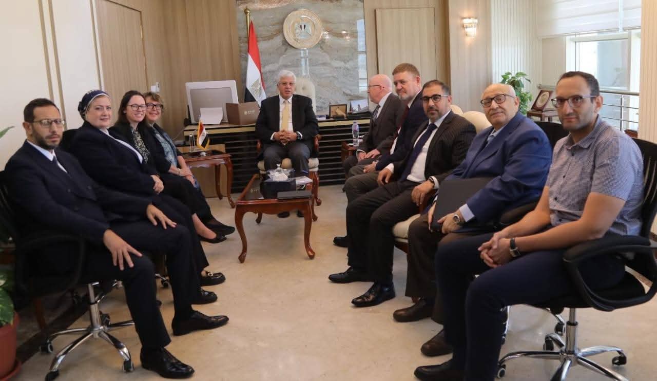 وزير التعليم العالي يبحث آليات تعزيز التعاون مع وفدي جامعة أدنبرة نابيير وجامعة كوين مارجريت