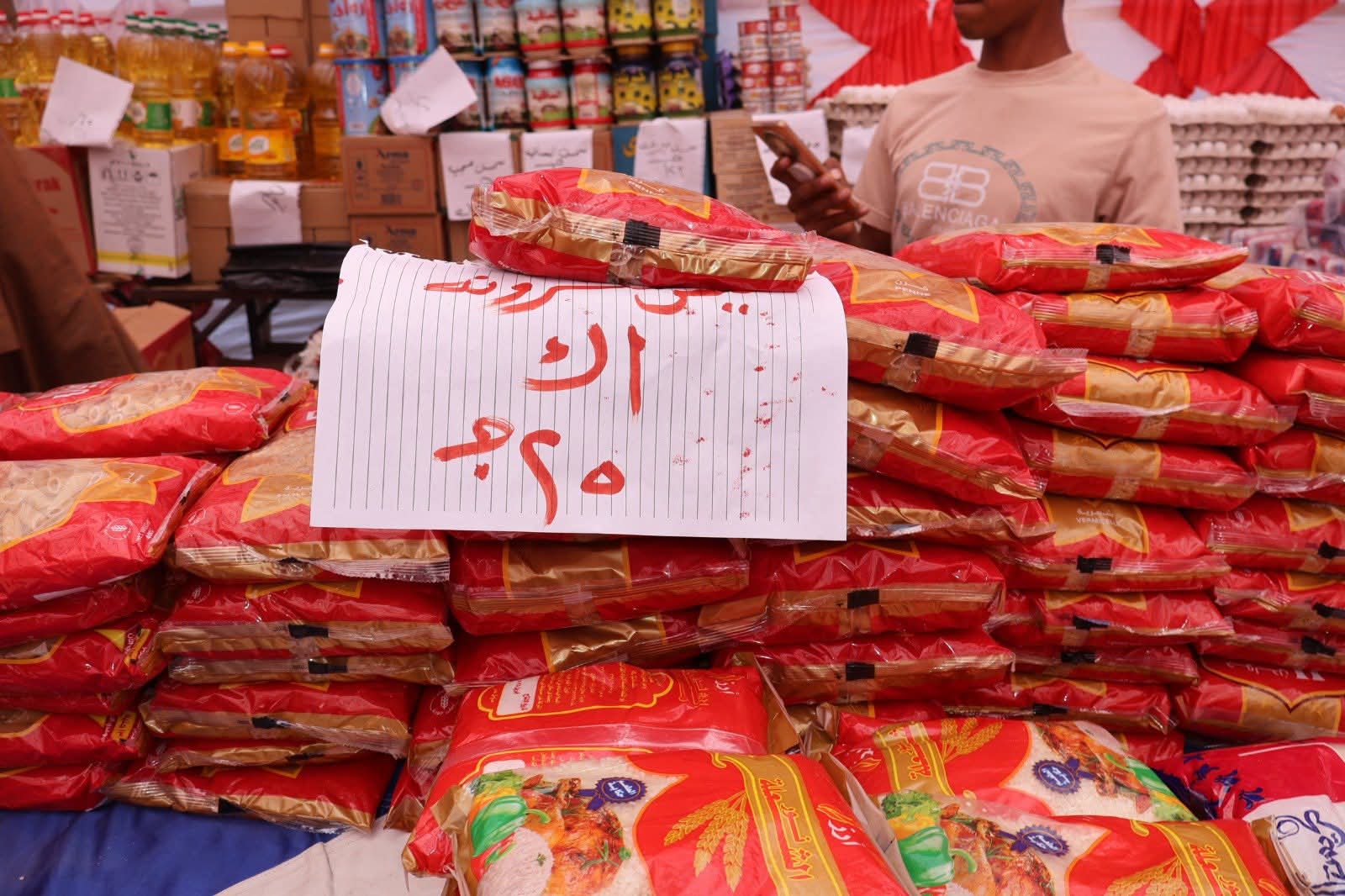 محافظ سوهاج يفتتح سوق اليوم الواحد بالبلينا لتخفيف الأعباء عن المواطنين