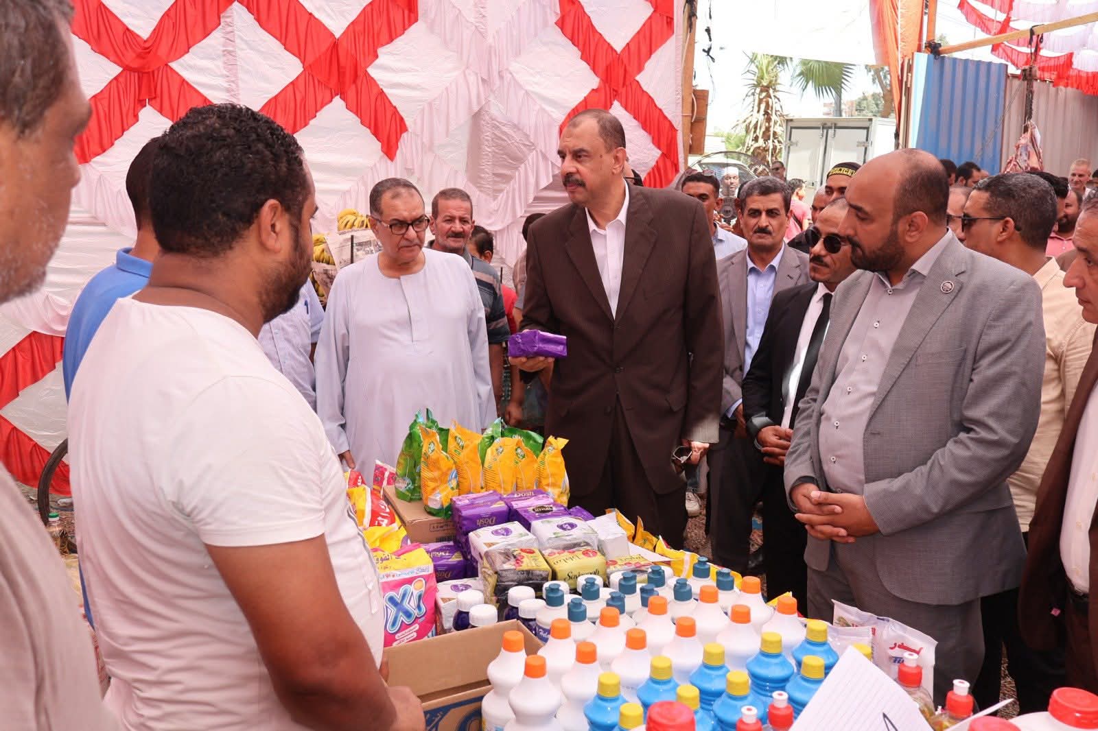 محافظ سوهاج يفتتح سوق اليوم الواحد بالبلينا لتخفيف الأعباء عن المواطنين