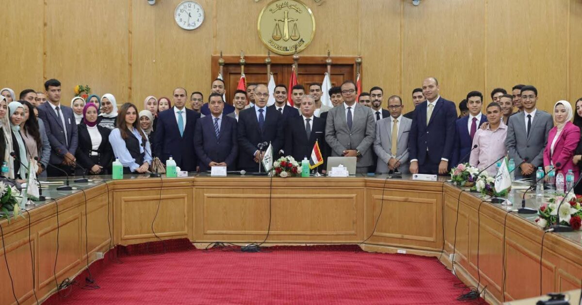 كلية الحقوق بحلوان تنظم برنامجًا تدريبيًا متميزًا بمجلس الدولة لطلابها المتفوقين