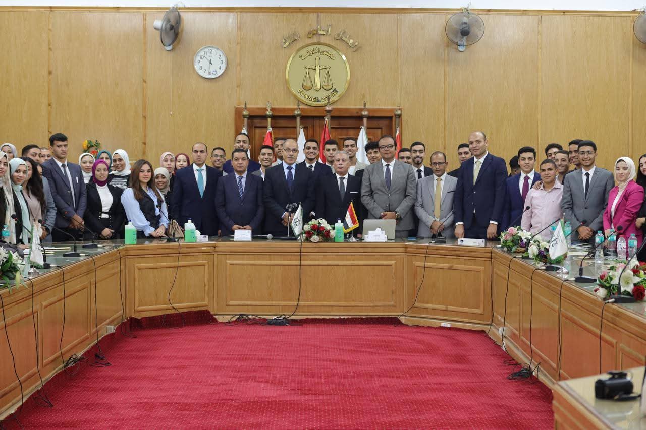 كلية الحقوق بحلوان تنظم برنامجًا تدريبيًا متميزًا بمجلس الدولة لطلابها المتفوقين