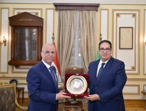 رئيس جامعة القاهرة يبحث مع السفير العراقي آفاق التعاون الأكاديمي ورعاية الطلاب العراقيين الدارسين بالجامعة
