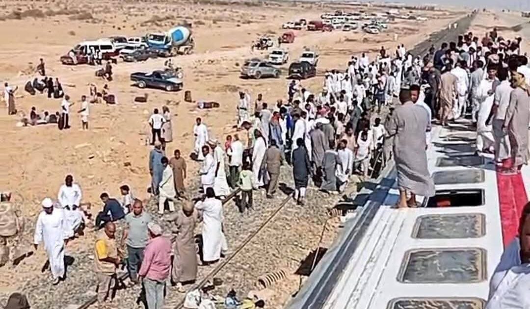 وقوع حادث خروج عدد ٧ عربات عن القضبان من القطار رقم ١٩٣٥ القادم من مطروح الي القاهرة و انقلاب ٢منها