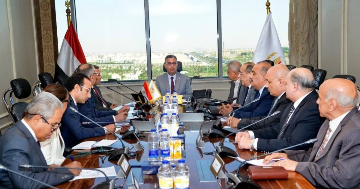 وزير التموين يجتمع مع الشركة القابضة والشركات التابعة لتوافر السلع وضبط الأسواق