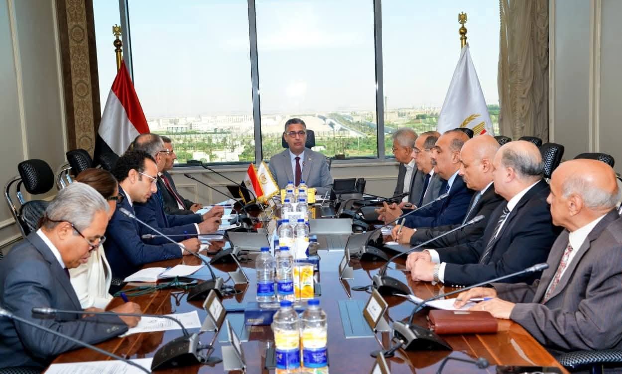 وزير التموين يجتمع مع الشركة القابضة والشركات التابعة لتوافر السلع وضبط الأسواق