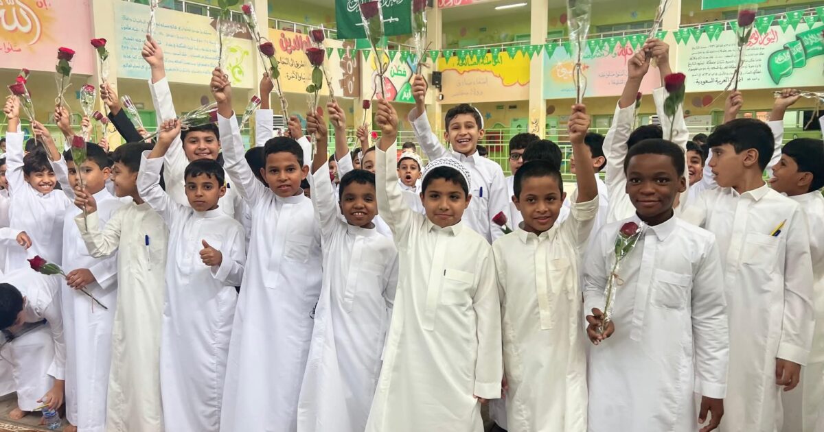 بيئة الجموم تحتفي بعودة الطلاب للمدارس بتوزيع الورود