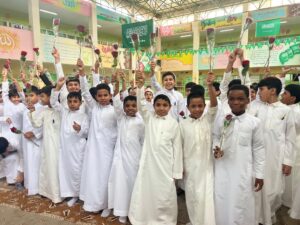 ‏بيئة الجموم تحتفي بعودة الطلاب للمدارس بتوزيع الورود