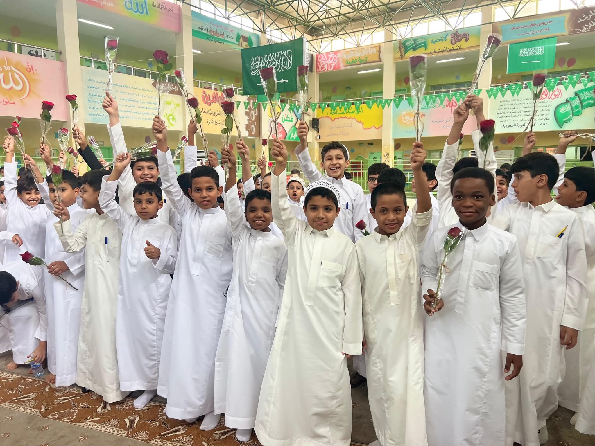 ‏بيئة الجموم تحتفي بعودة الطلاب للمدارس بتوزيع الورود