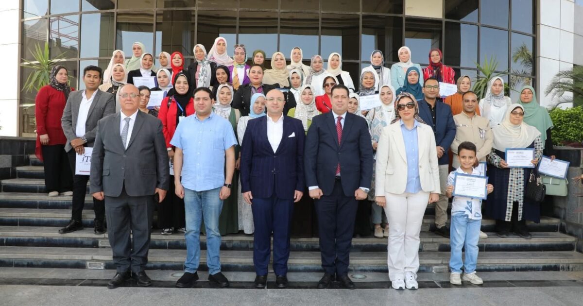 محافظ بني سويف يشهد تسليم شهادات البرنامج التدريبي ويُطلق مبادرة Expert Hub.