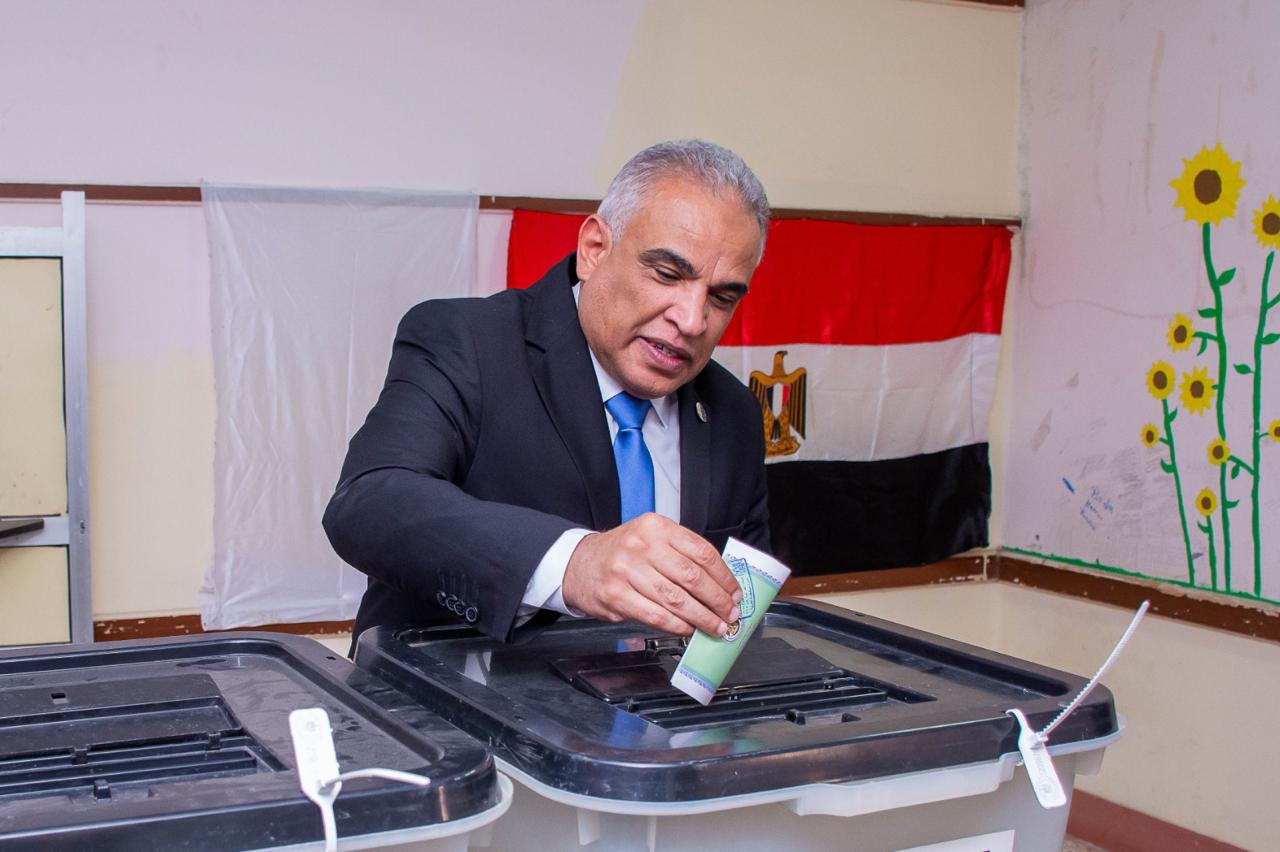 رئيس جامعة طنطا يدلي بصوته في انتخابات مجلس الشيوخ 2025