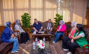 رئيس جامعة طنطا يجتمع بوفد من الطبيبات للاستماع إلى شكواهم ومطالبهم