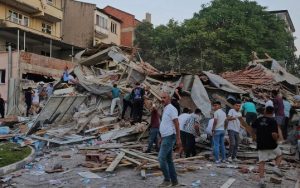 مقتل شخص وإصابة 29 آخرين حصيلة الزلزال الذى حدث أمس بتركيا .