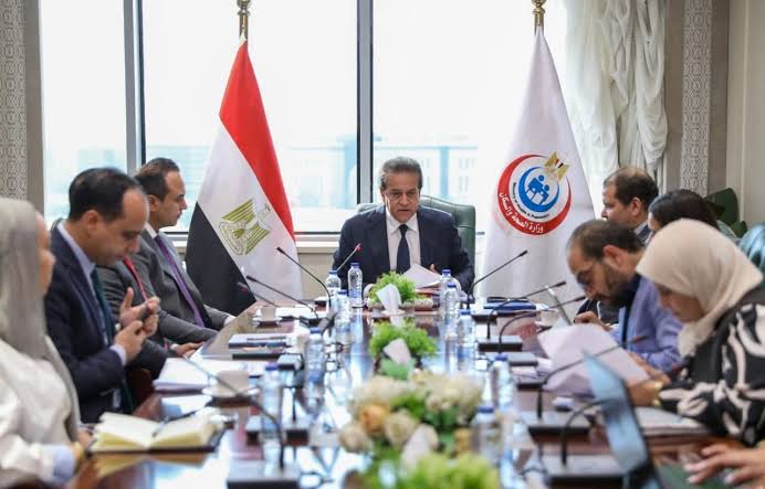 وزير الصحة يبحث سُبل استدامة تمويل التأمين الصحى الشامل