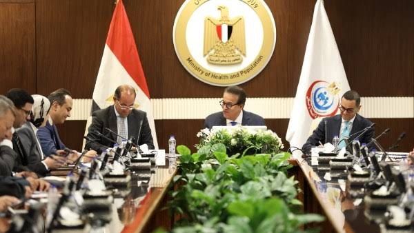 وزير الصحة يتابع موقف ملف المساهمة التكافلية بمنظومة التأمين الصحى الشامل