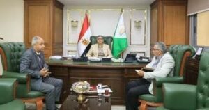 محافظ الجيزة يلتقي مساعد وزير الصحة لبحث جهود تطوير المنشآت الطبية