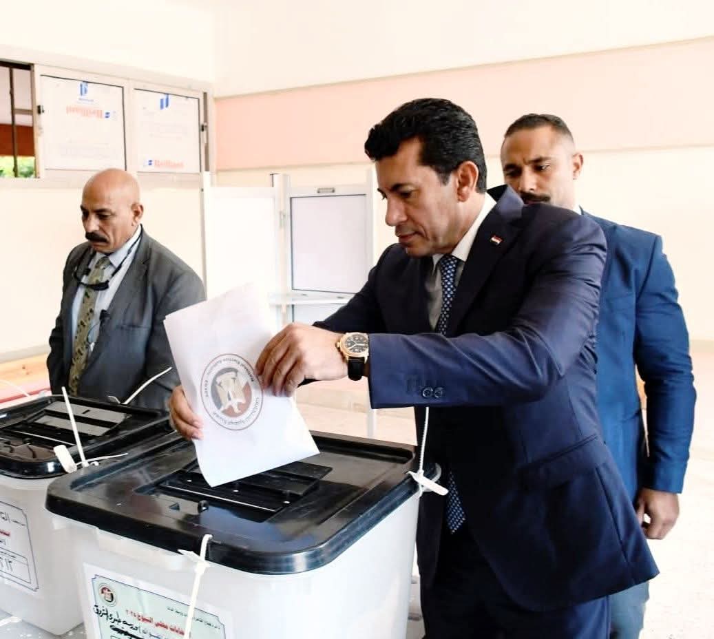 وزير الشباب والرياضة يُدلي بصوته في انتخابات الشيوخ بمدينة الشروق