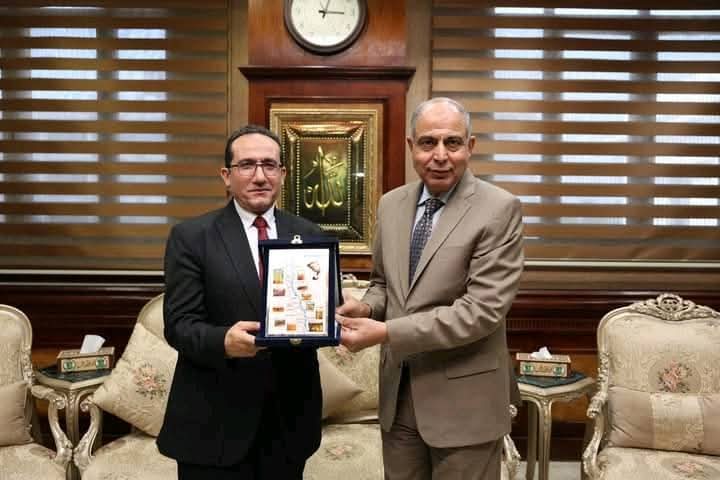 محافظ المنيا يكرم مدير الطب البيطري السابق ويؤكد دعم القيادات الجديدة