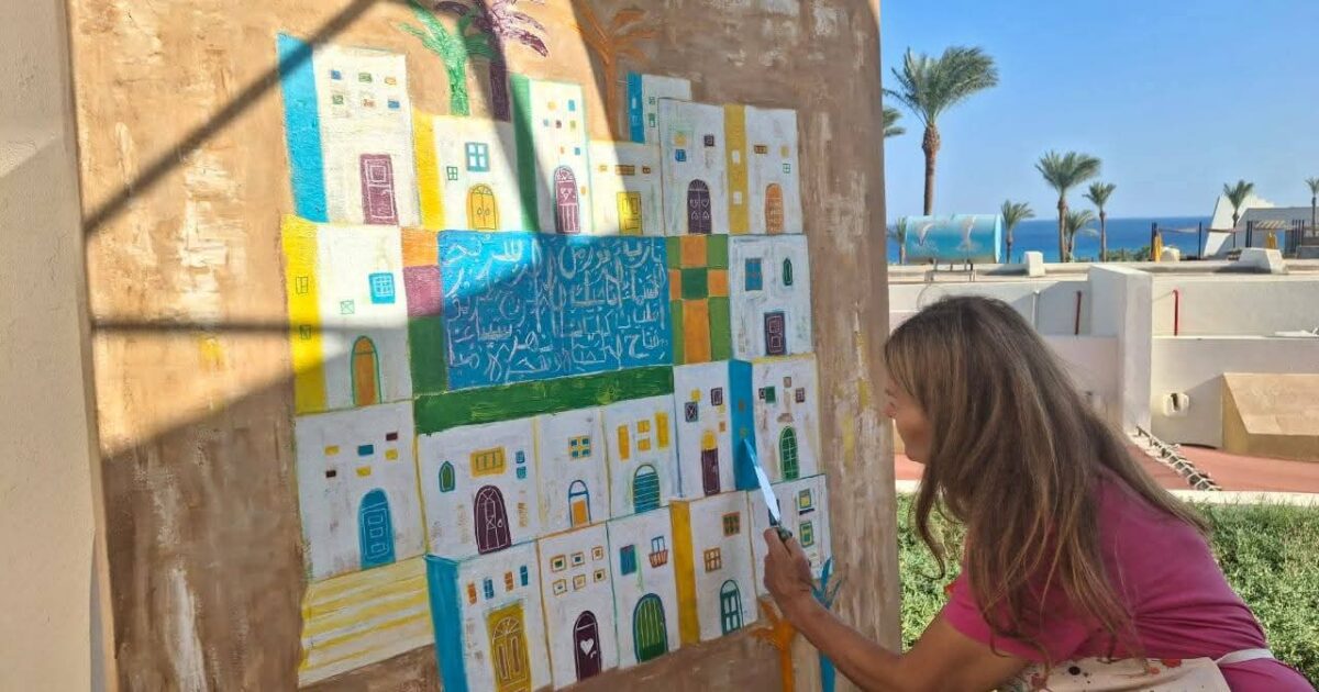 الفن يوثق حكايات البحر والجبال والمعالم الأثرية في ملتقى دهب للرسم والتصوير 