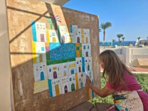 الفن يوثق حكايات البحر والجبال والمعالم الأثرية في ملتقى دهب للرسم والتصوير 