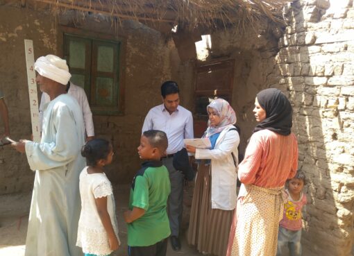 “وكيل وزارة الصحة بالأقصر” يتابع حملة التجريع ضد مرض البلهارسيا بقرية المحاميد قبلي..بالصور