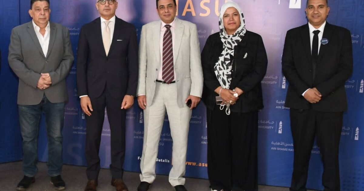 رئيس جامعة عين شمس يتفقد مقر دعم الطلاب في إجراءات التقديم الإلكتروني بجامعة عين شمس الأهلية