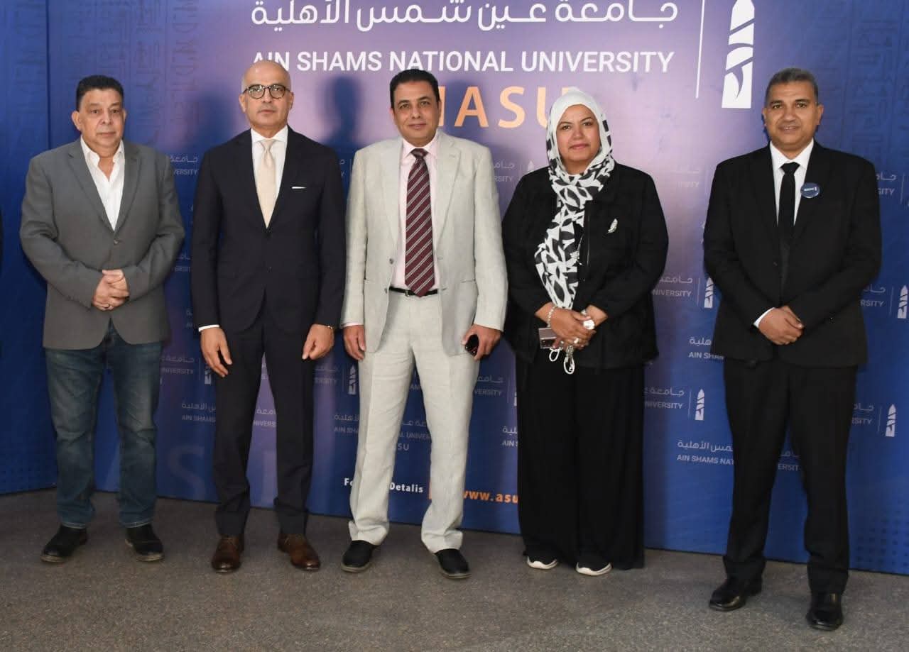 رئيس جامعة عين شمس يتفقد مقر دعم الطلاب في إجراءات التقديم الإلكتروني بجامعة عين شمس الأهلية