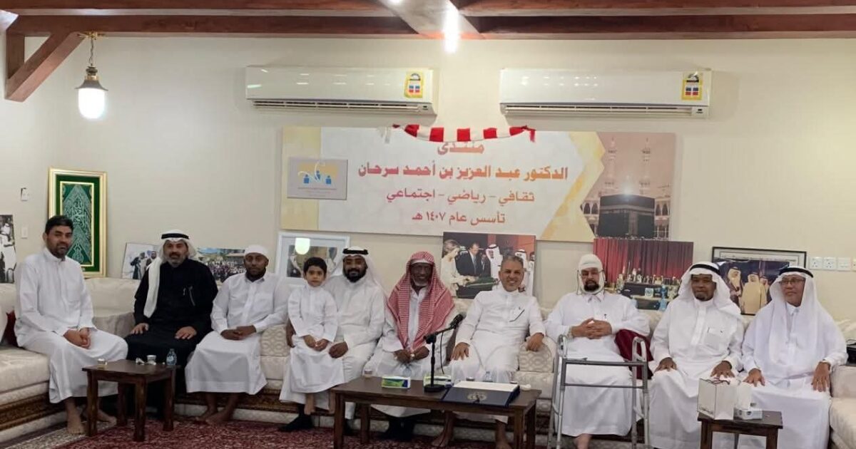 أهالي مكة المكرمة يطمئنون على معالي الدكتور عبدالعزيز سرحان