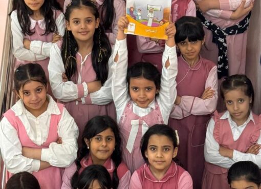 في مبادرة من مديري ومديرات المدارس طلبة المدارس بالطائف  يستلمون الكتب الدراسية منذ وقت مبكر