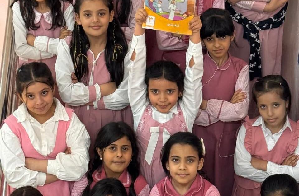 في مبادرة من مديري ومديرات المدارس طلبة المدارس بالطائف  يستلمون الكتب الدراسية منذ وقت مبكر